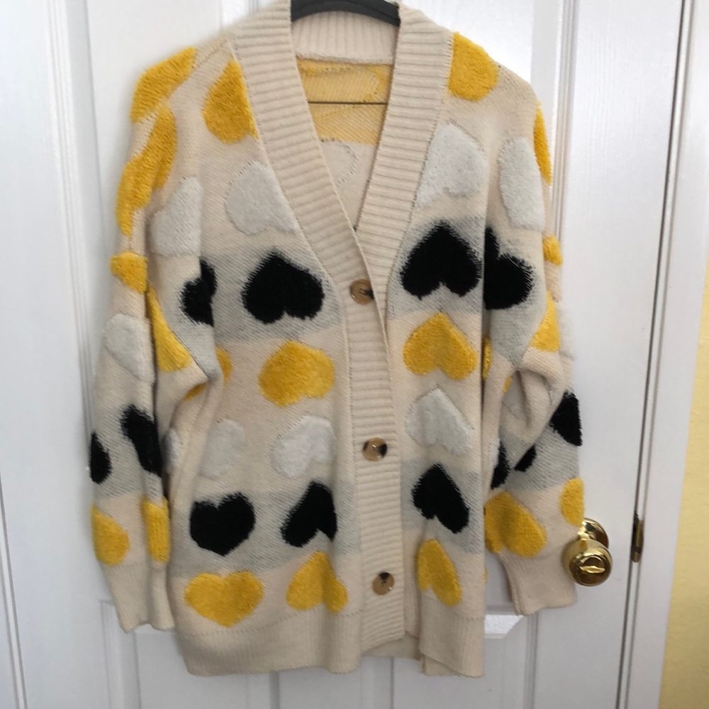 Cute heart designed sweater in cream, yellow and black